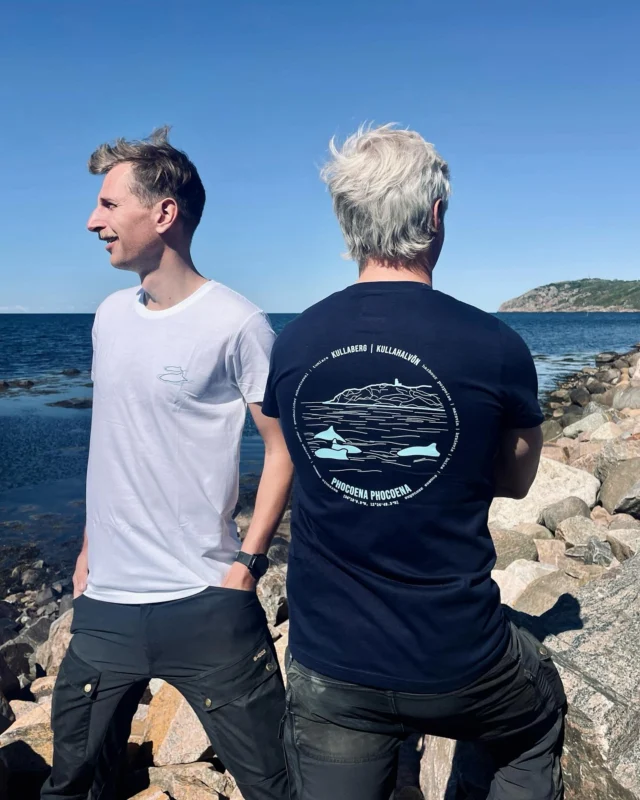 Kom å köp! I samarbete med @tank_pa_tumlarna har vi tagit fram dessa coola t-shirtar där hela överskottet från försäljningen går till Tänk på Tumlarna och dess arbete för att stärka tumlarens livskraftighet i våra svenska vatten. Tröjan finns i marinblått och i vit, i flera storlekar. Går att köpa hos @kullabergsguiderna i Mölle hamn och från och med midsommar även uppe i naturum! #tankpatumlarna #kullaberg @kullahalvoncom